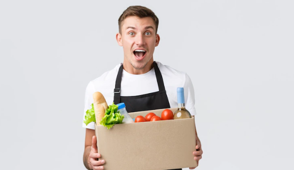 homem segurando as compras feitas para restaurante para organizar o estoque