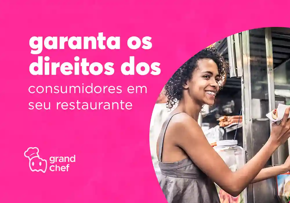 mulher rindo olhando para frente em um restaurante