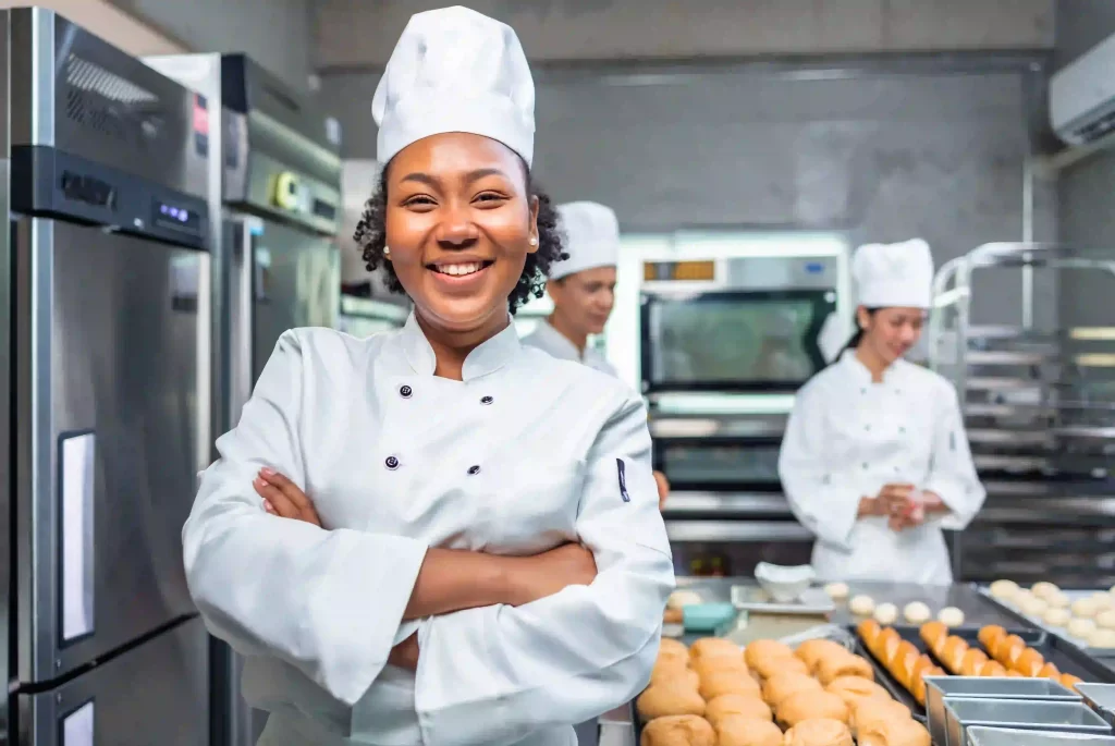 chefe de cozinha negra com os braços cruzados